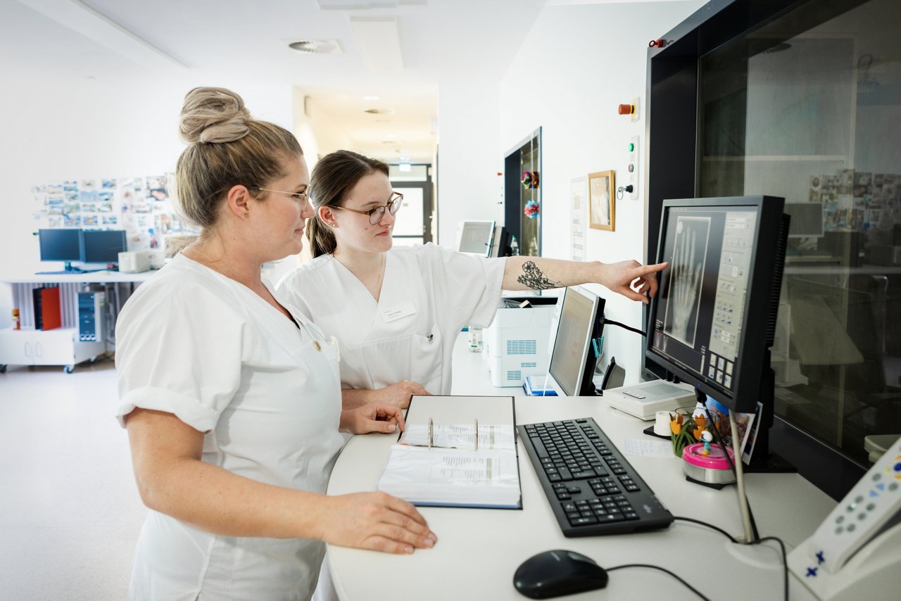 Mitarbeiter am Computer im Vorbereitungsraum