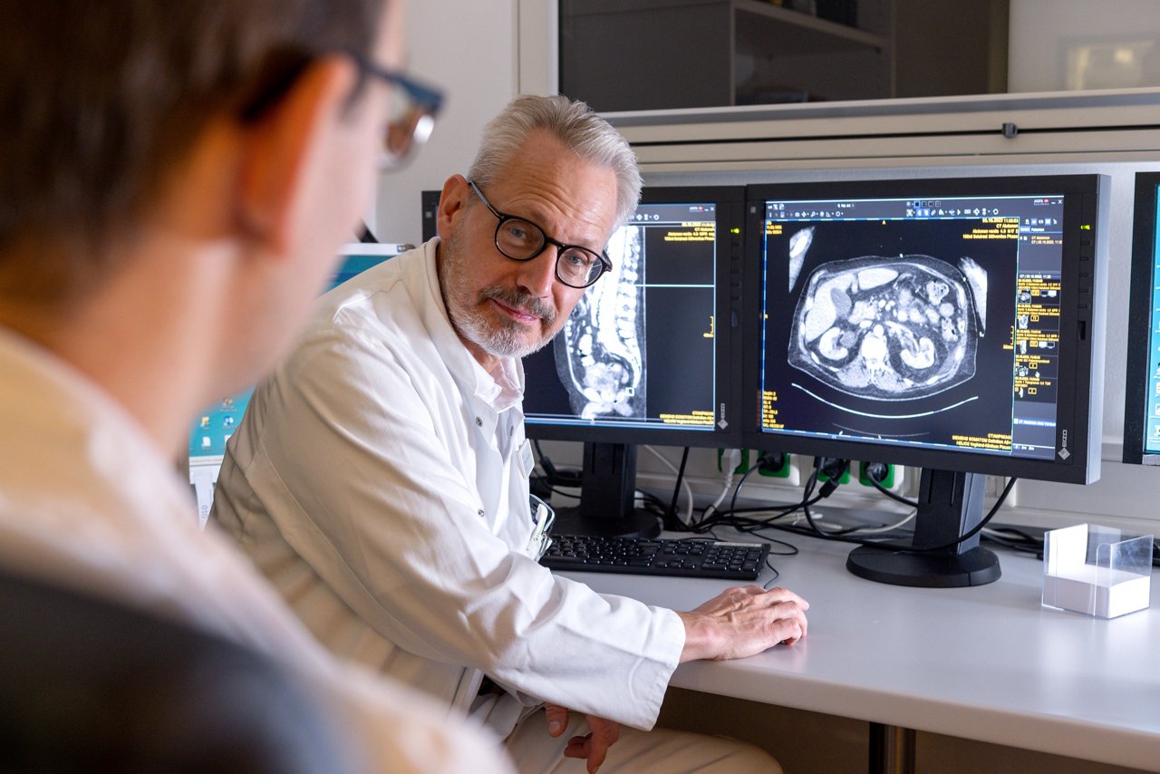 Auswertung am Monitor zwischen Mitarbeitern