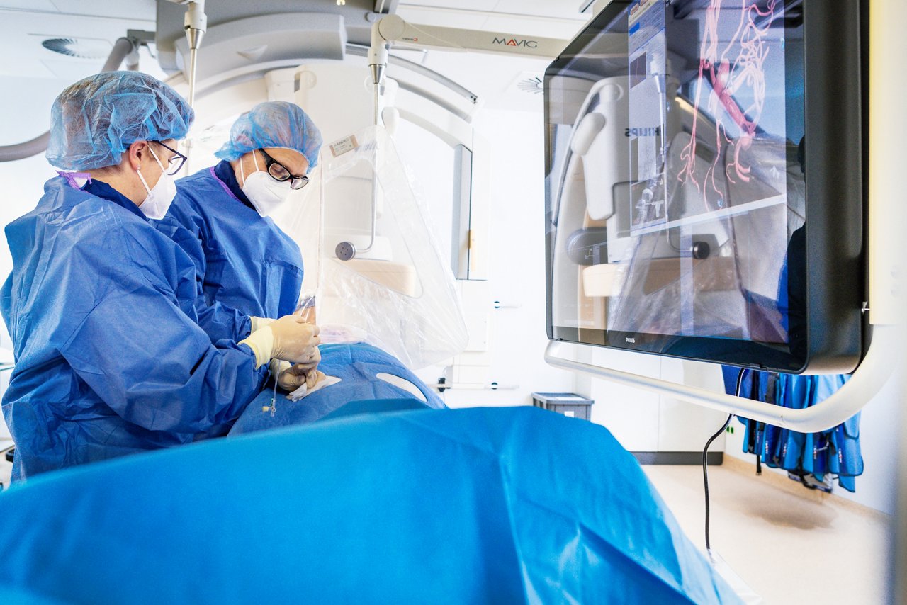 Eingriff mit Monitor in der Radiologie