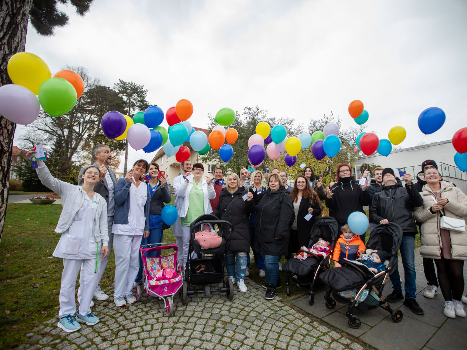 Helios Vogtland-Klinikum Plauen setzt Zeichen der Hoffnung mit Wunschballons für Frühchen