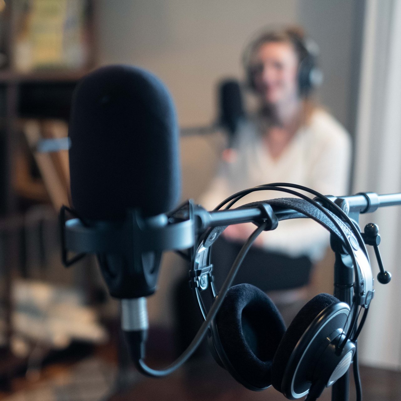 Gesundheitspodcast Bitte freimachen Staffel 3 Ärztin am Mikrofon mit Kopfhörern