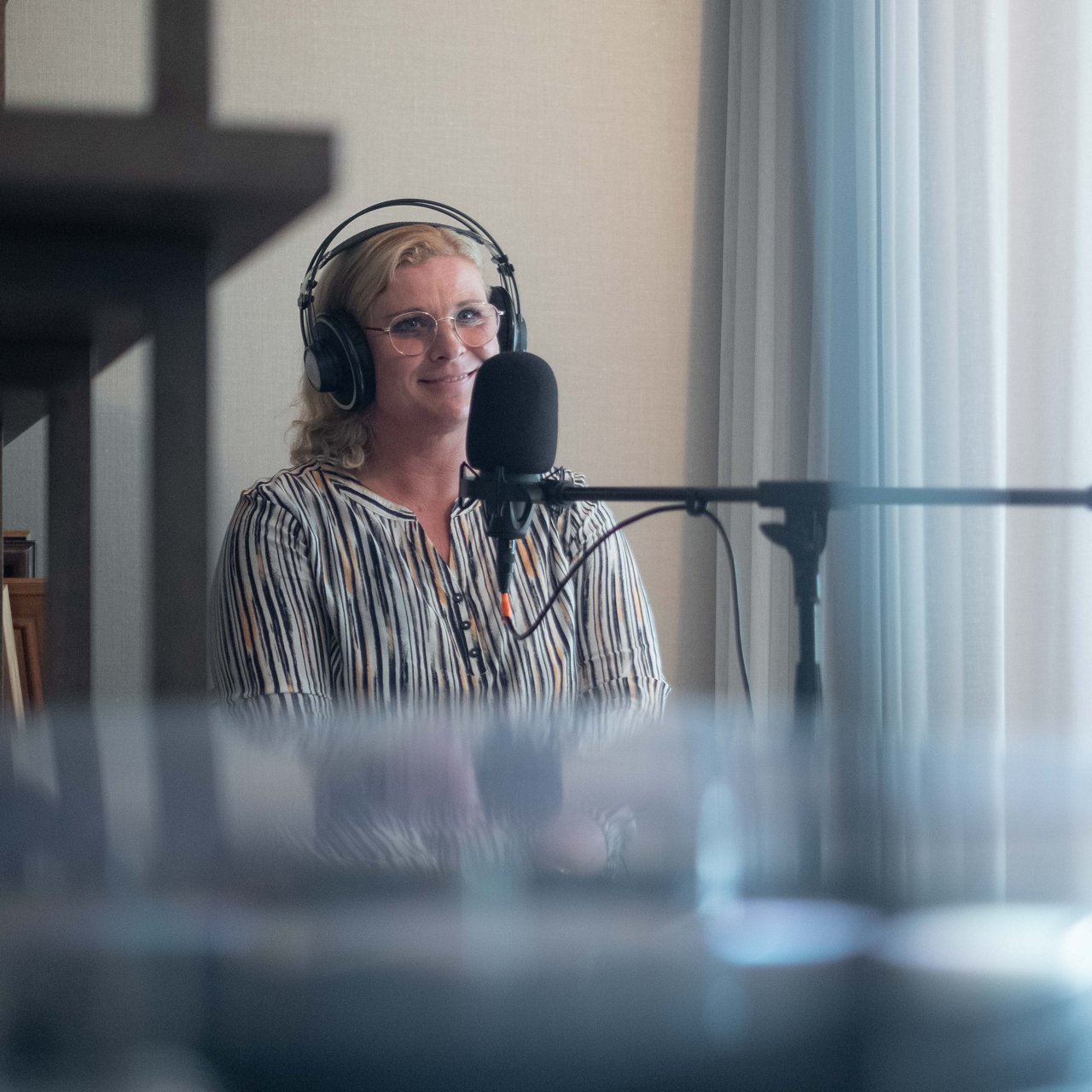 Gesundheitspodcast Bitte freimachen Staffel 3 Expertin mit Kopfhörern und Mikrofon