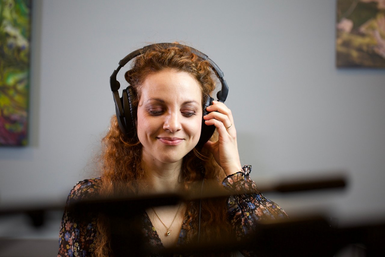 Bittefreimachen Podcast Host Lisa Schultheis mit Kopfhörern