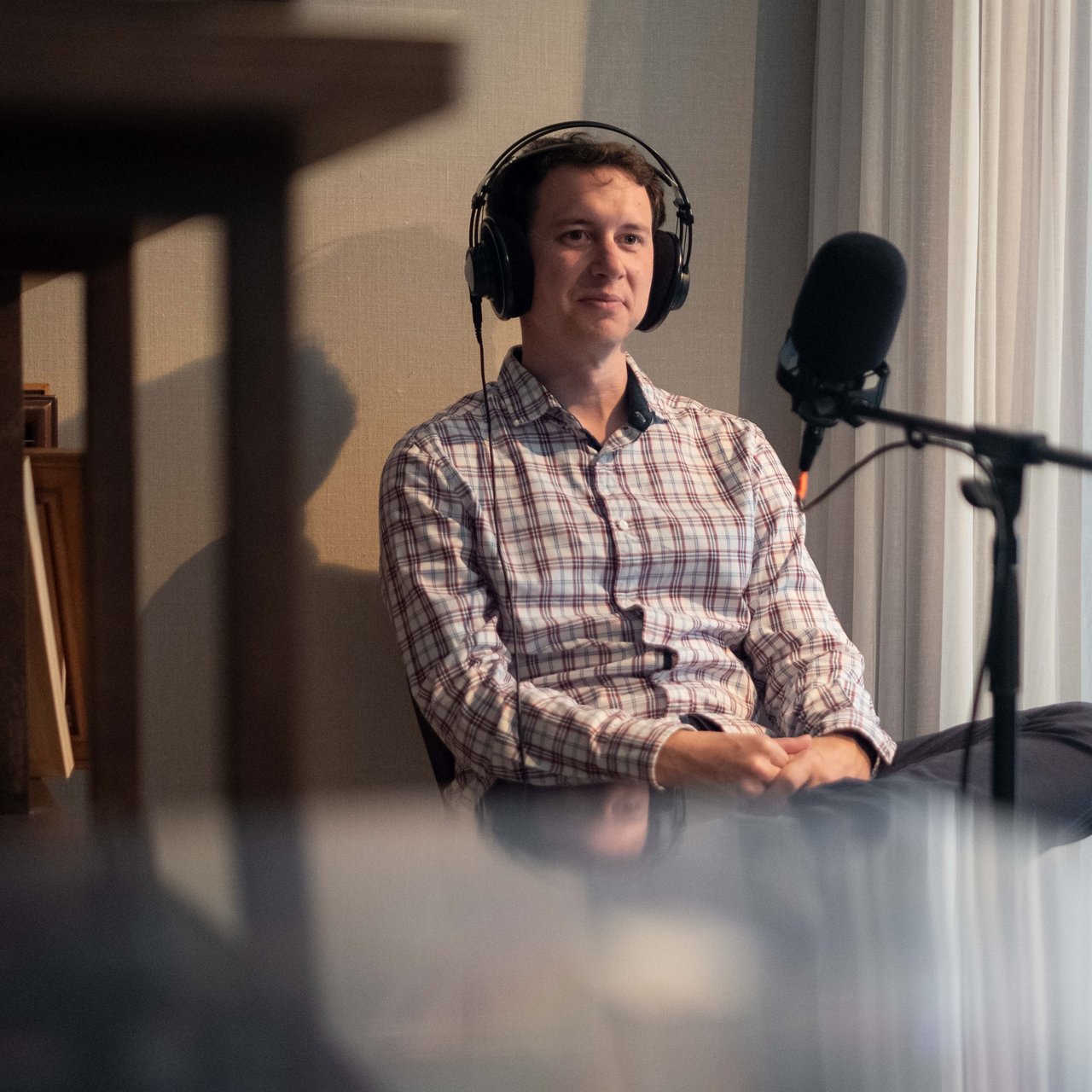 Gesundheitspodcast Bitte freimachen Staffel 3 Experte am Mikrofon mit Kopfhörern