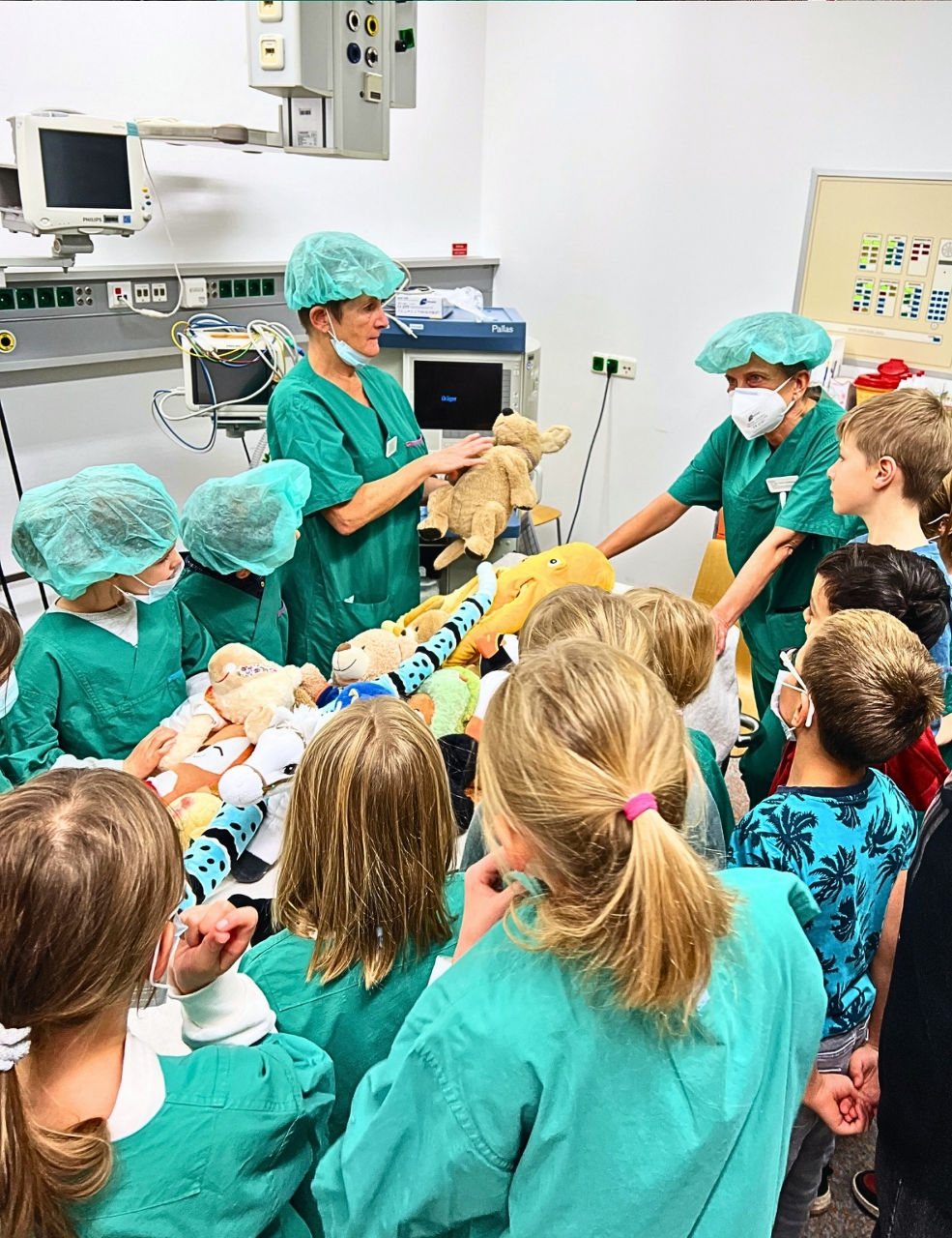 Mit Kuscheltier im OP: Kinderuni startet im Helios Klinikum Erfurt