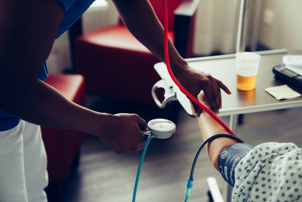 Pflegekraft misst den Blutdruck