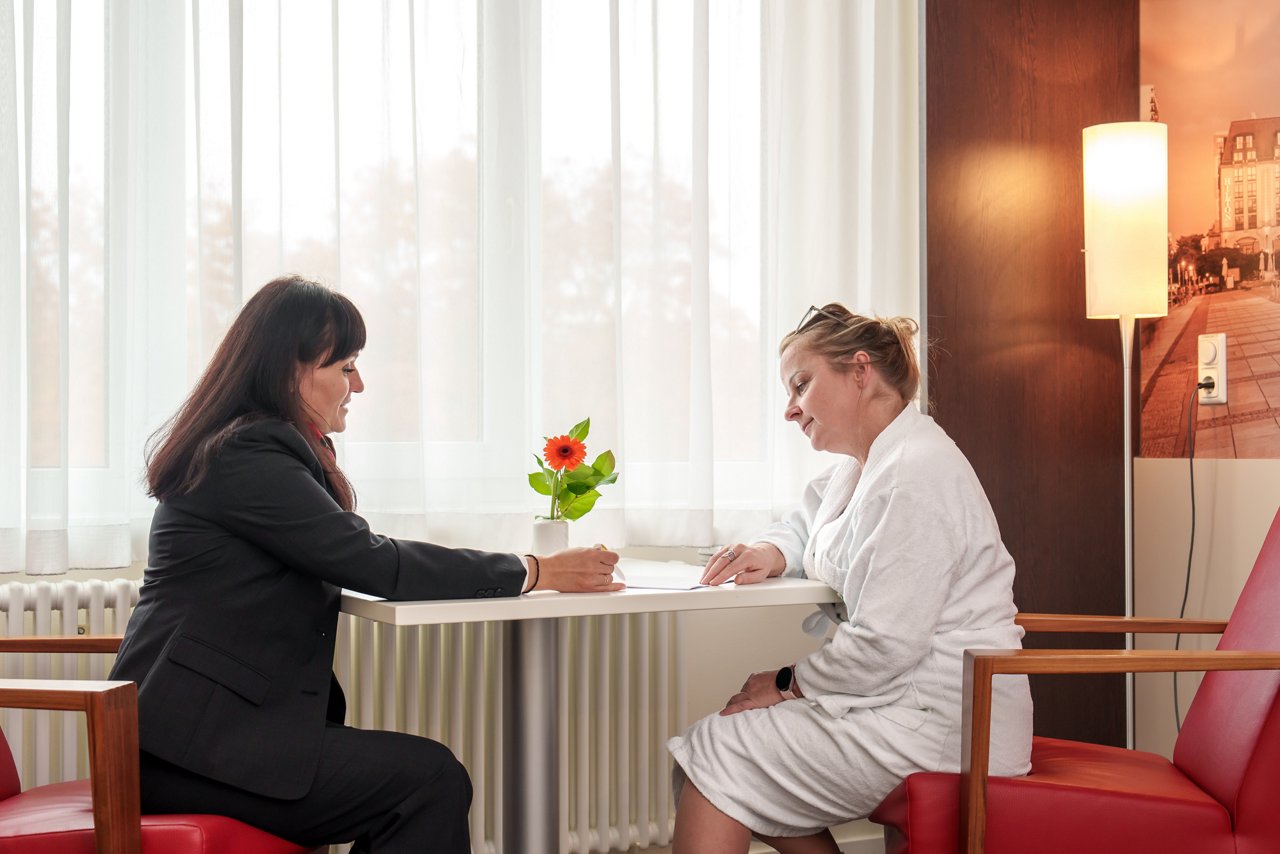 Privatklinik Patientin mit Patientenmanagerin im Gespräch