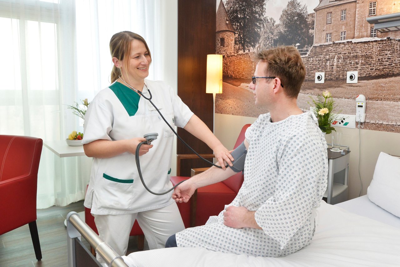 Privatklinik Niederberg Patientenuntersuchung Blutdruckmessung