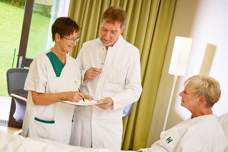 Privatklinik Schwelm Arzt, Pflegekraft und Patientin im Gespräch