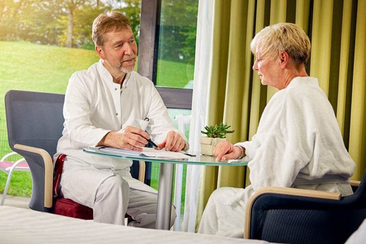 Privatklinik Schwelm Arzt Patientengespräch