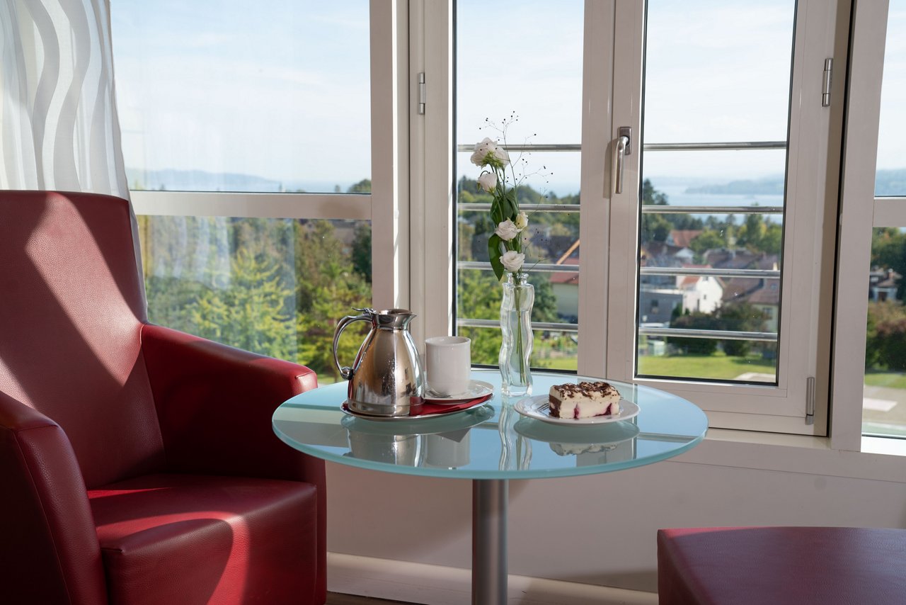 Privatklinik Überlingen Zimmerausblick mit Kuchen und Kaffee
