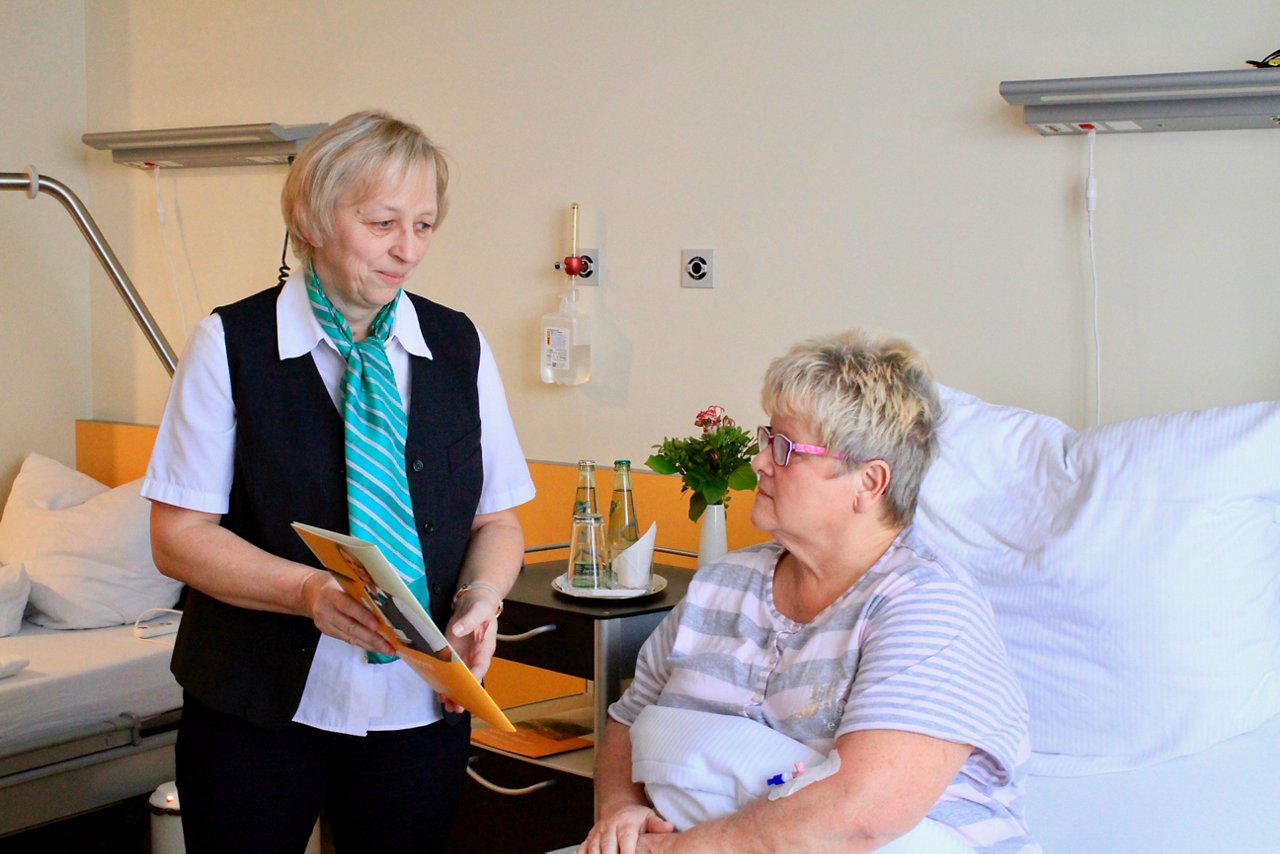 Privatklinik Blankenhain Patientin und Servicekraft