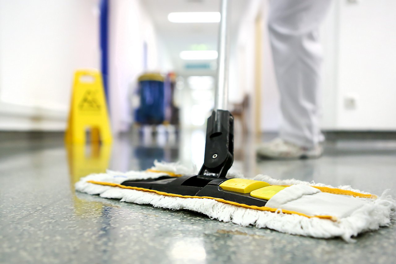 Bodenreinigung im Klinikum - Vorsicht Rutschgefahr