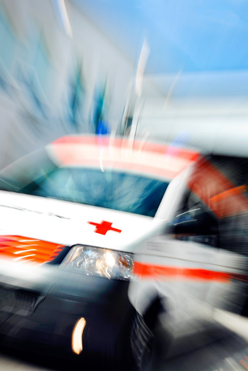 Rettungswagen fährt aus der Rettungsstelle - Nahaufnahme