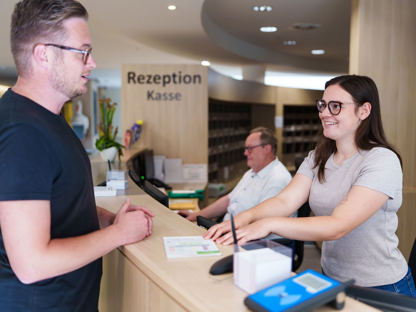 Mitarbeiterin an der Rezeption