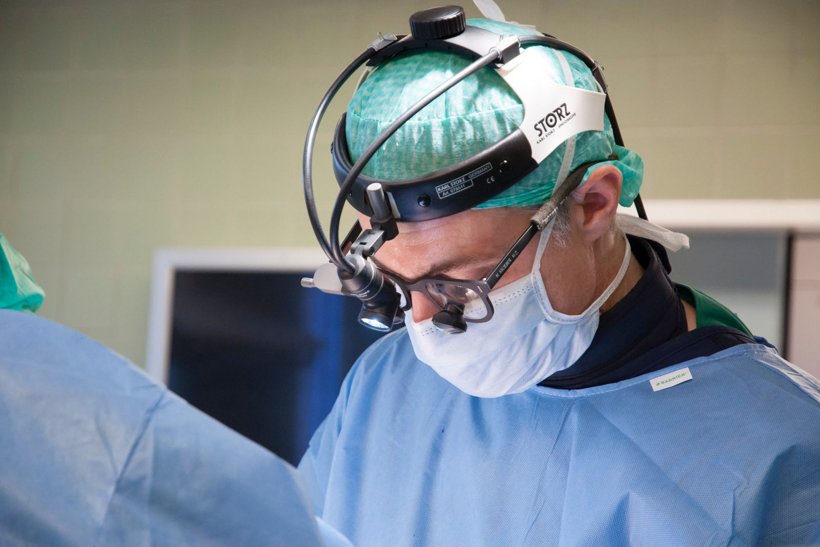 Prof. Dr. Markus Kröber operiert