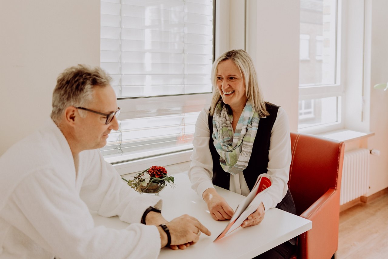 Wahlleistungsmanagerin Katrin Schwippel im Gespräch mit Patient