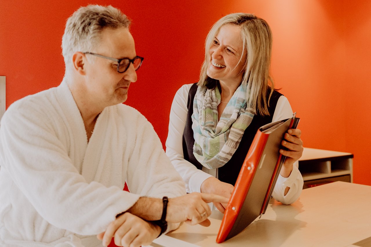 Wahlleistungsmanagerin Katrin Schwippel im Gespräch mit Patient