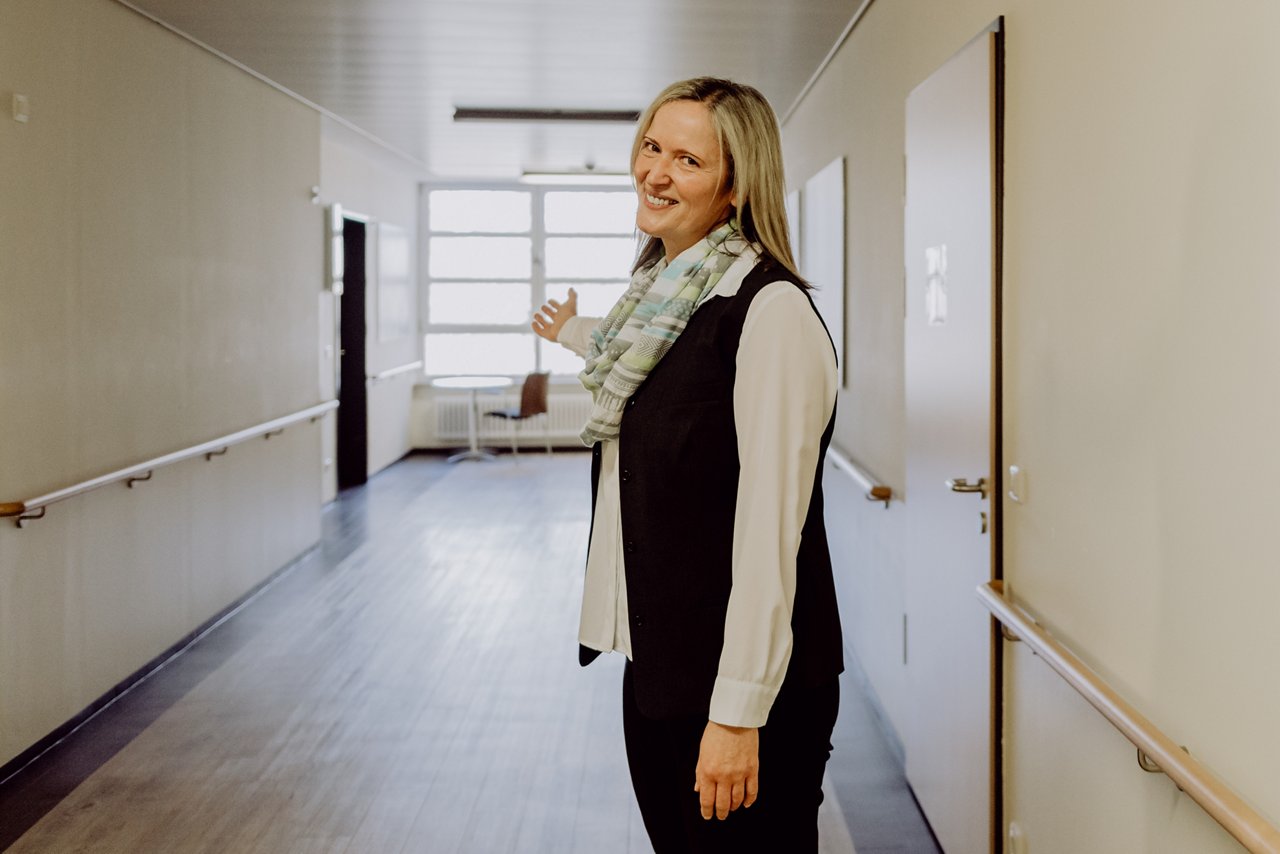 Katrin Schwippel macht einaldende Geste in der Privatklinik