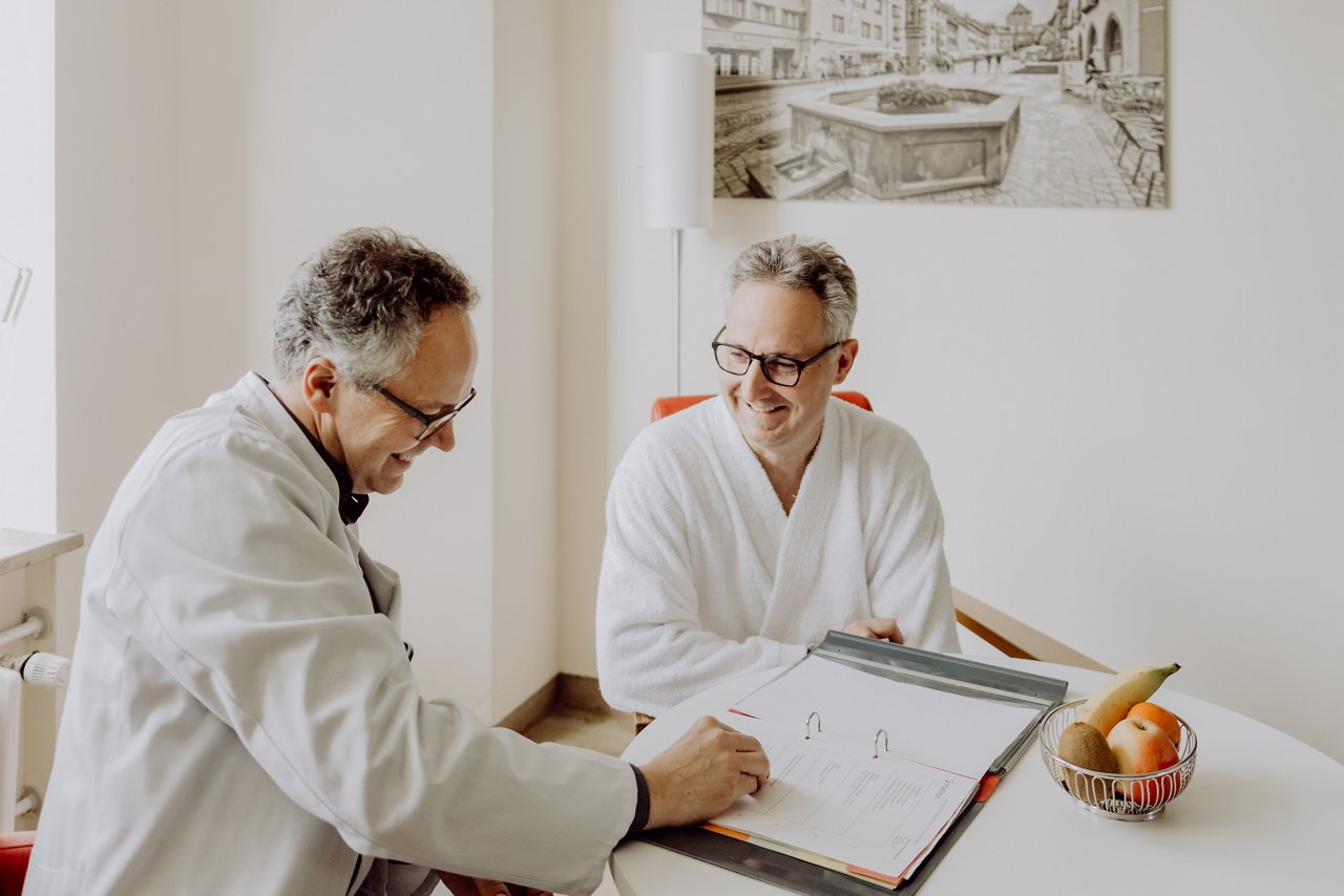 Privatklinik: Ärztlicher Direktor Dr. Hodina spricht mit Patient