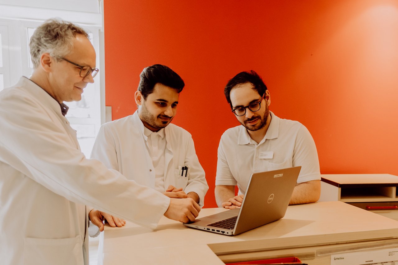 Ärzte besprechen sich in der Privatklinik