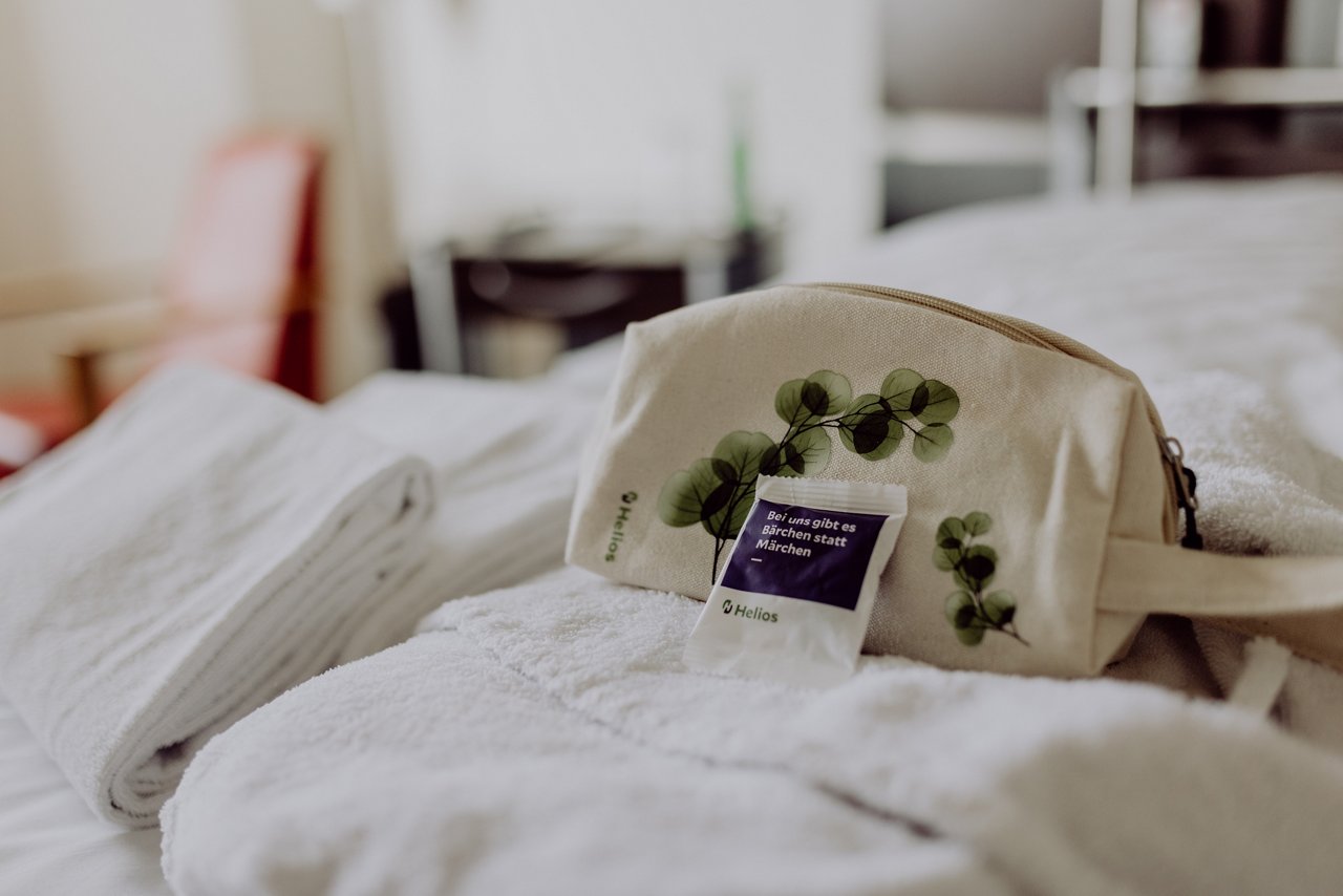 Bett im Einzelzimmer Privatklinik Kosmetiktasche Gummibärchen