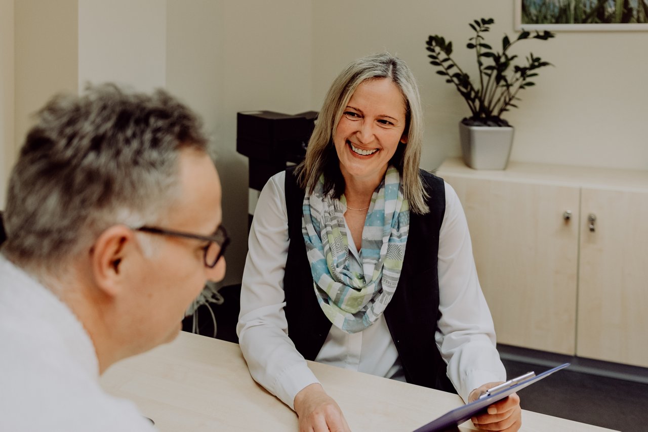 Wahlleistungsmanagerin Katrin Schwippel im Gespräch mit Patient