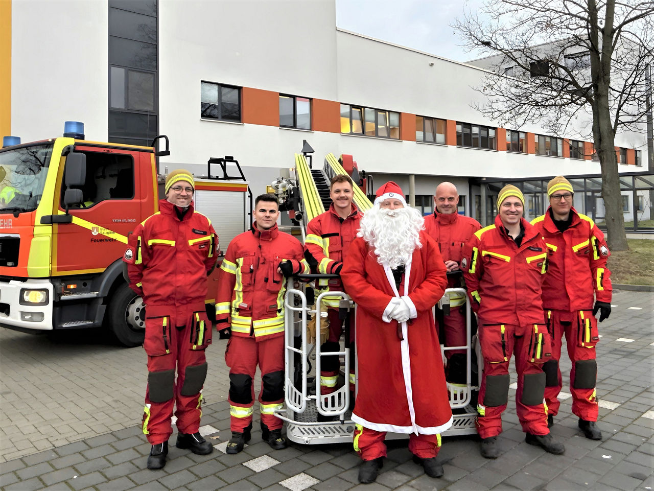 Nikolausgruß aus luftiger Höhe: Feuerwehr überrascht erneut die Kinder- und Jugendstation