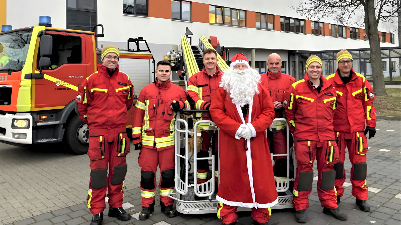 Nikolausgruß aus luftiger Höhe: Feuerwehr überrascht erneut die Kinder- und Jugendstation