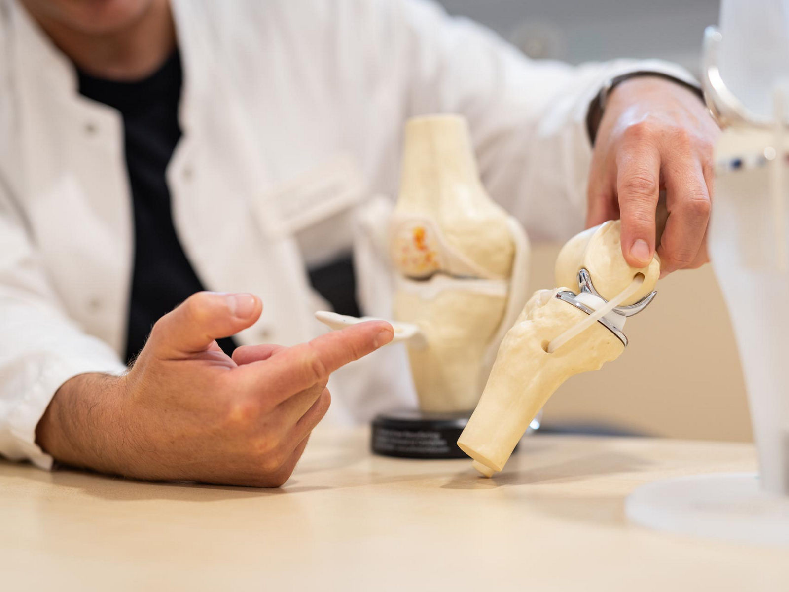 Arztgespräch Knie-OP am Modell