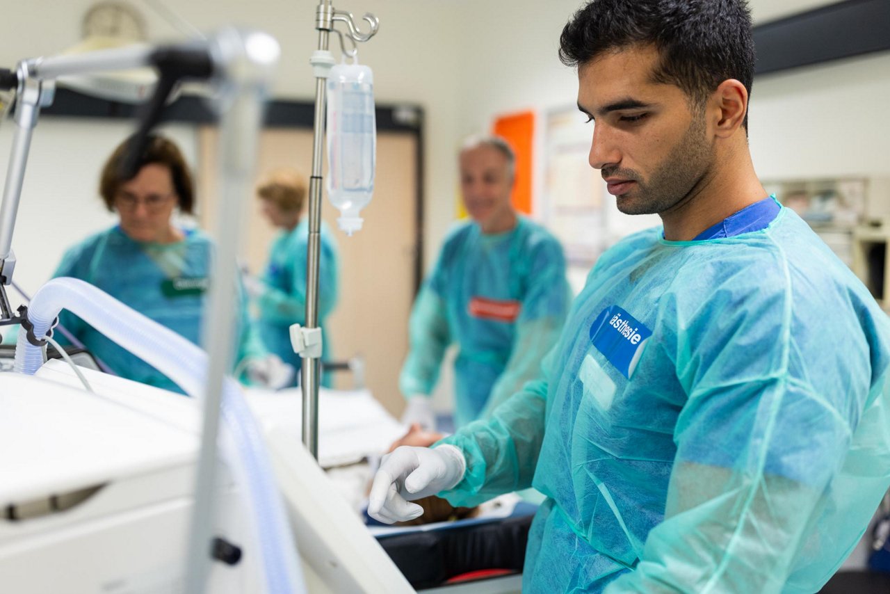 Ein Blick in eine Situation im Schockraum. Im Fokus steht die Anästhesiologie.