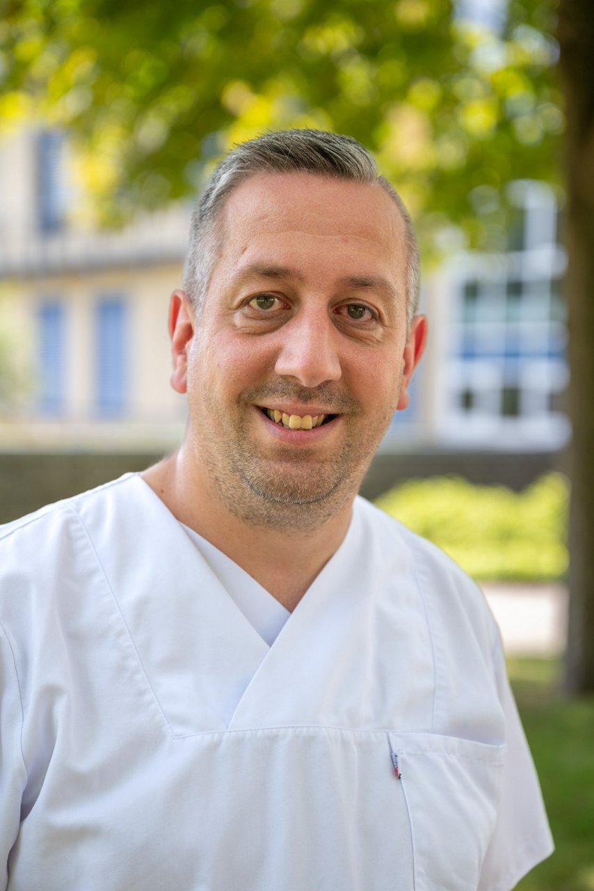 Martin Schürr, Pflegehelfer