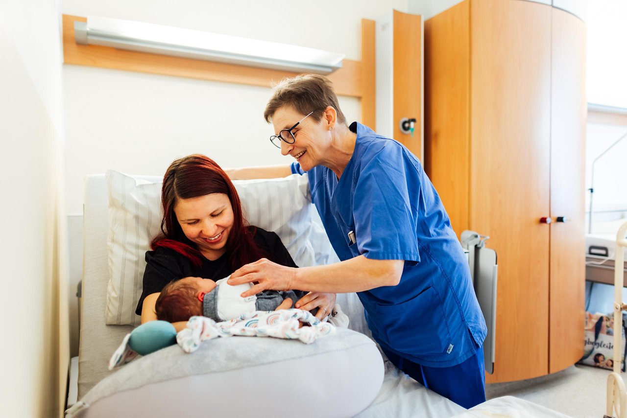 Bild des Kreißsaals mit Babywaage und liebevollen Details