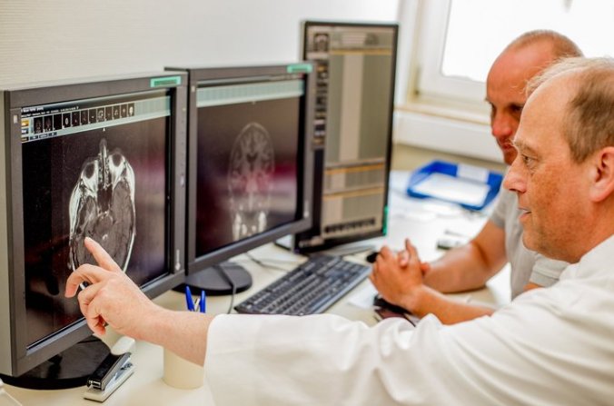 Prof. Dr. Kornhuber am Dienstplatz