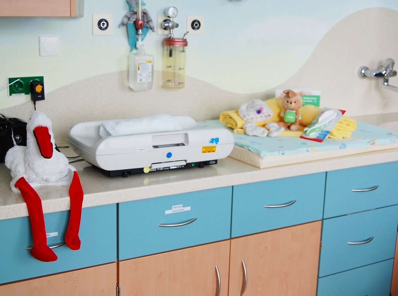 Bild des Kreißsaals mit Babywaage und liebevollen Details