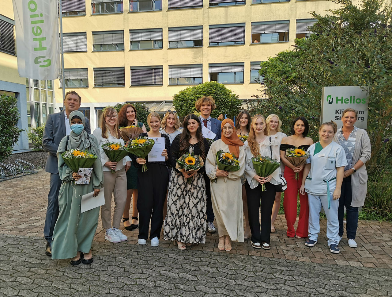 13 Auszubildende haben ihr Examen am Helios Klinikum Siegburg bestanden