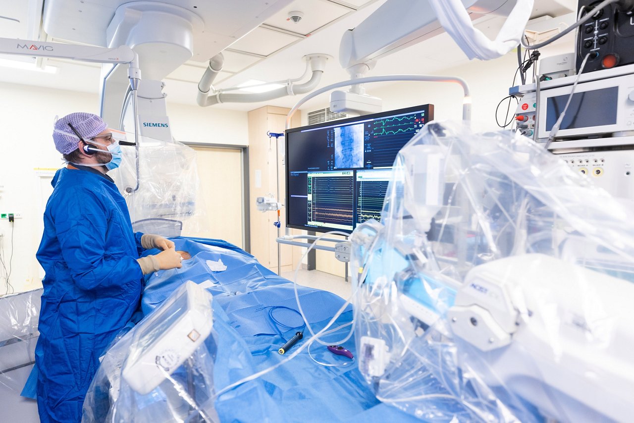 Ein Arzt führt eine Katheterablation am Herzen durch.