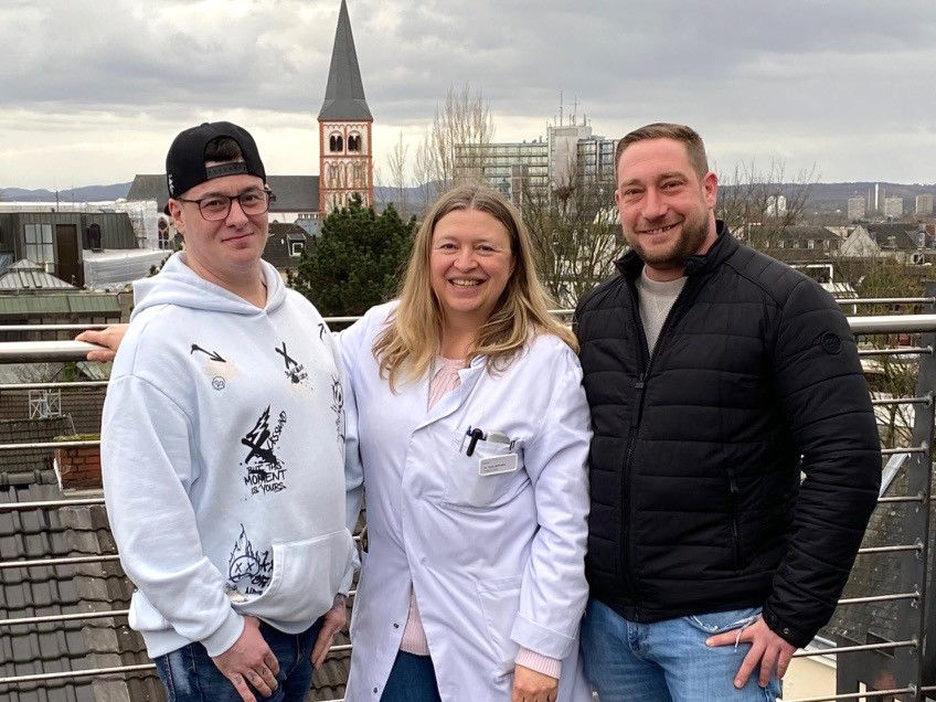 Wiedersehen nach seltener Ross-Operation: Siegburger Expertise führt Freunde wieder zusammen