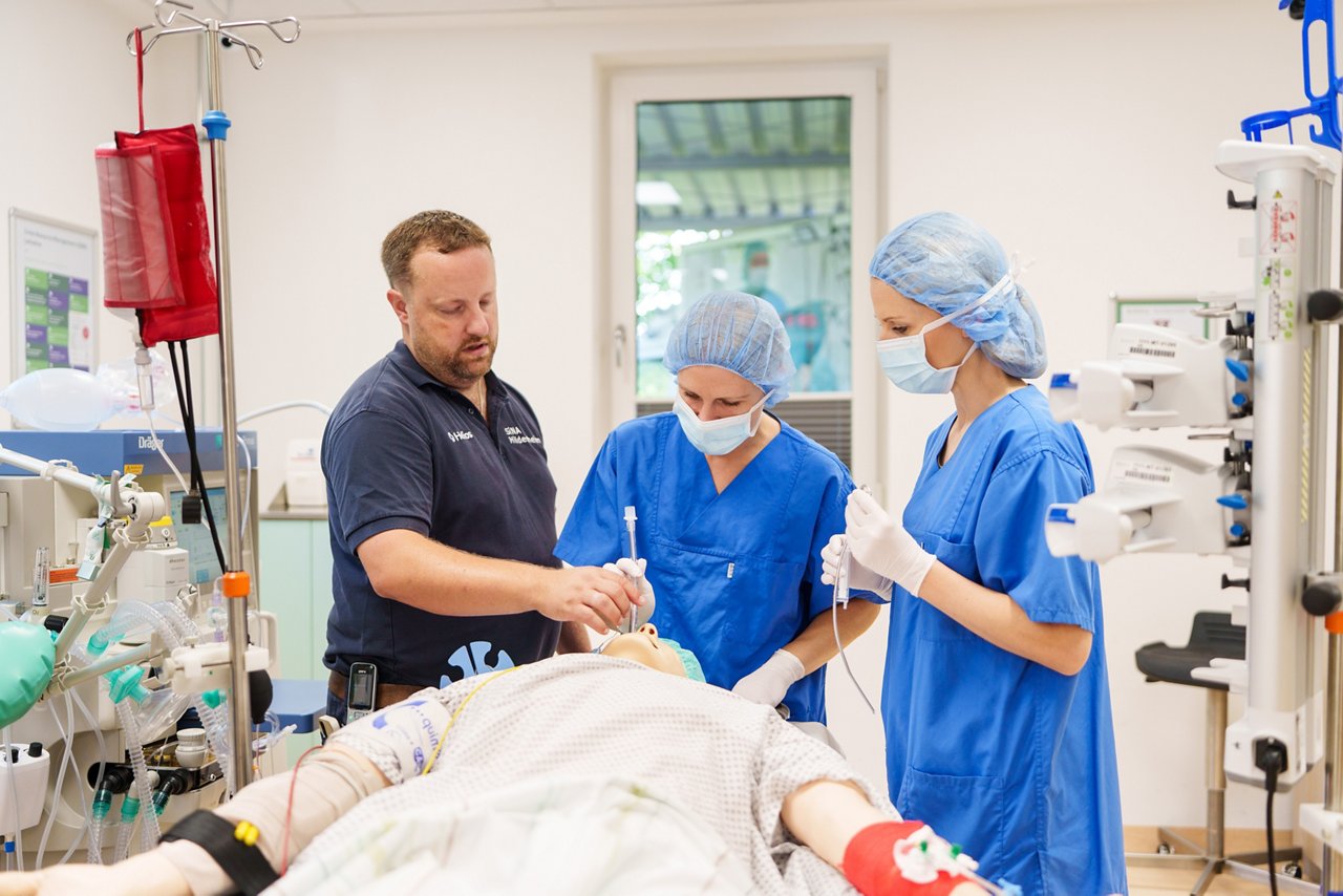 Team beim Simulationstraining mit dem Trainer