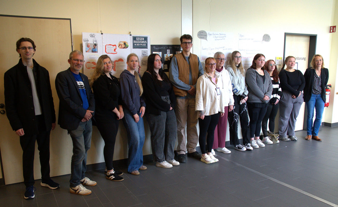 Ausstellung „Rassismus in der Pflege“ im Helios Klinikum Schleswig eröffnet