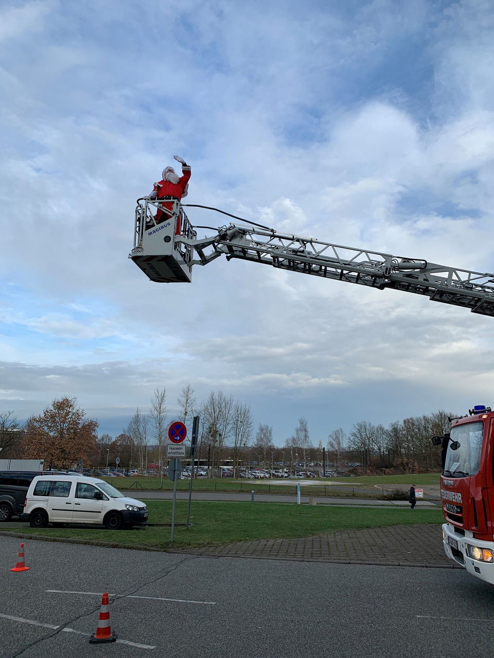 Weihnachtsmann schwebt in Schweriner Kinderklinik