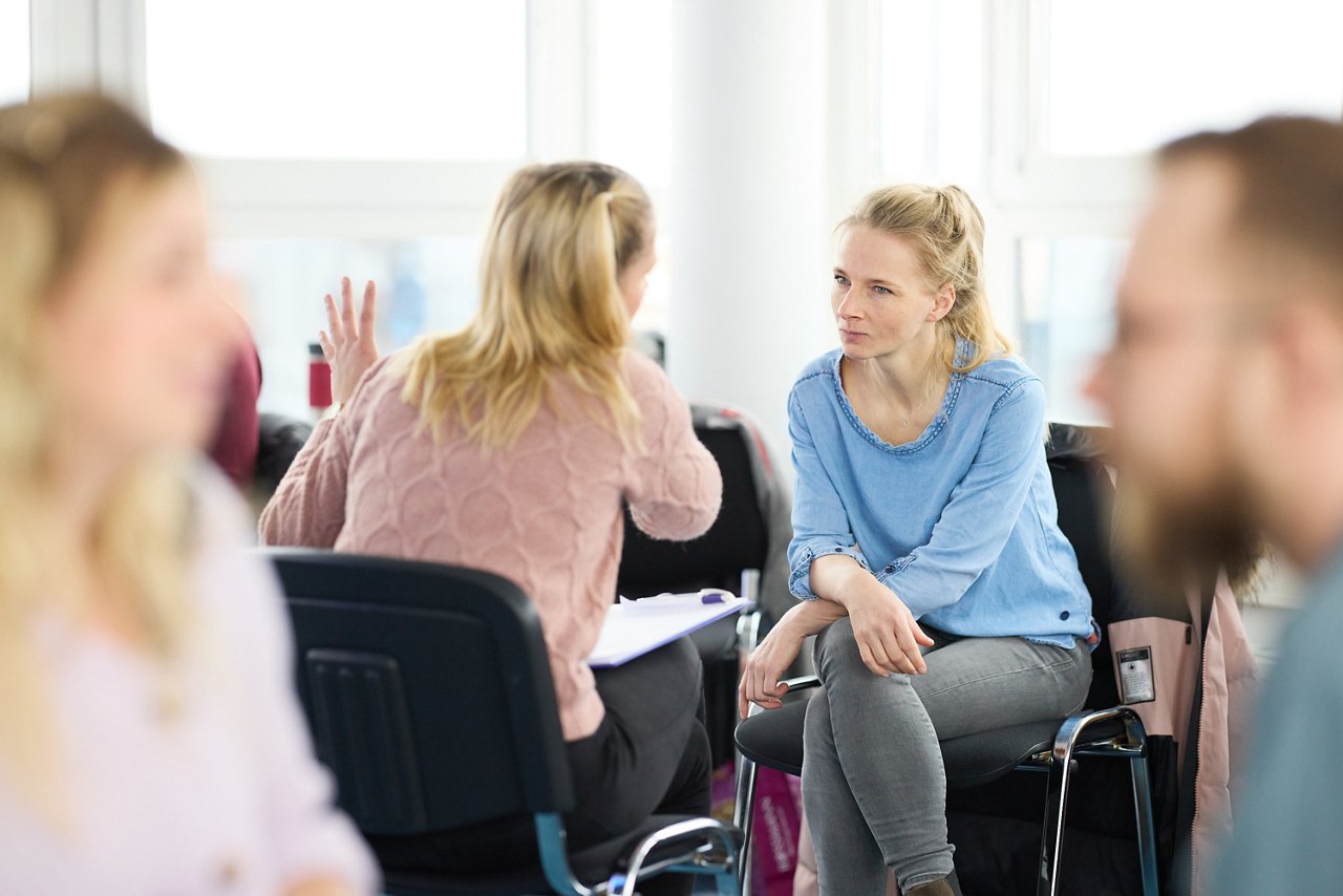Teilnehmerinnen eines Seminars im Dialog