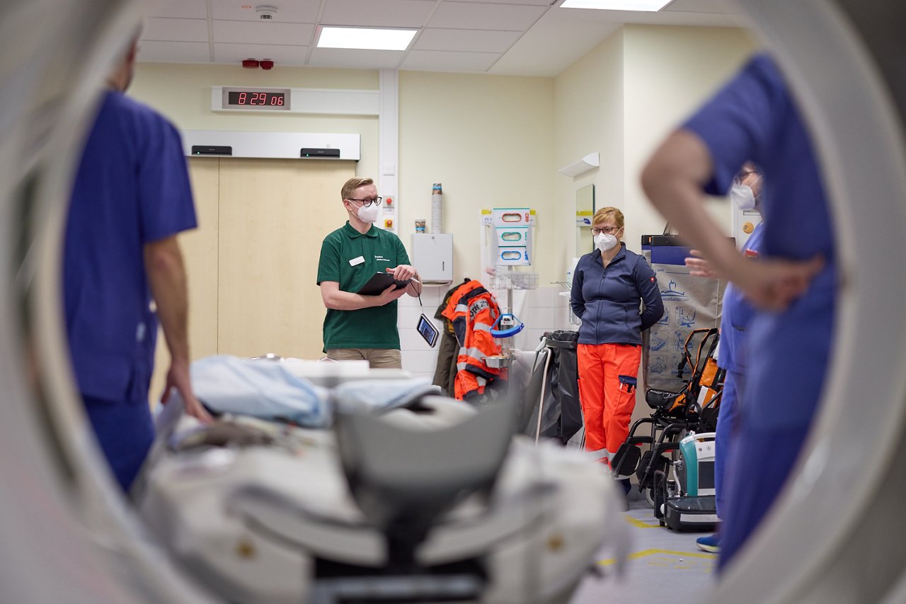 Simulationstrainer und Kursteilnehmer:innen während einer Übung