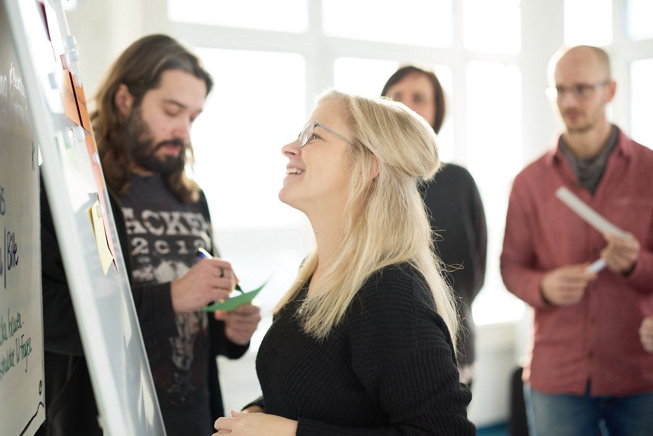Kursteilnehmerin vor einer Tafel