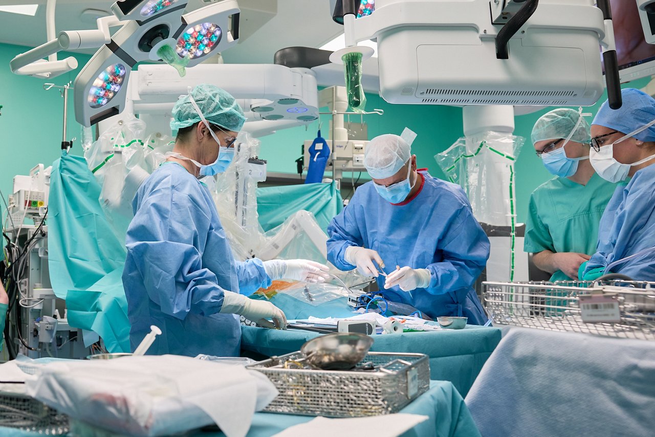 Zwei Ärzte bei einer robotischen Thoraxchirurgie unter Anleitung von Jan Kolarik