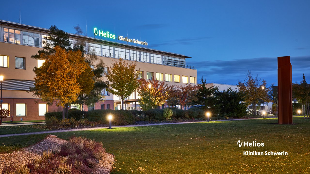 Der Haupteingang der Helios Kliniken Schwerin am Abend