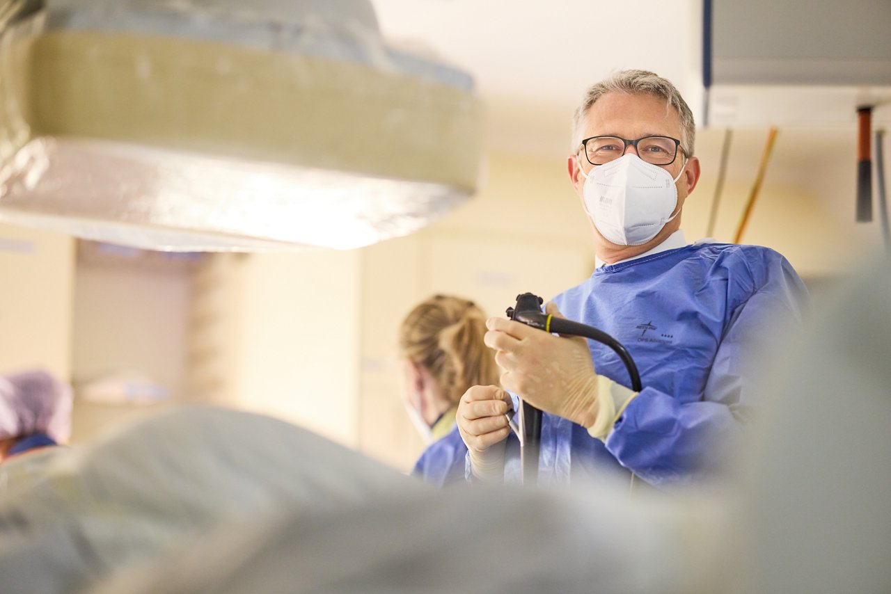 Chefarzt der Gastroenterologie und Infektiologie in OP-Saal