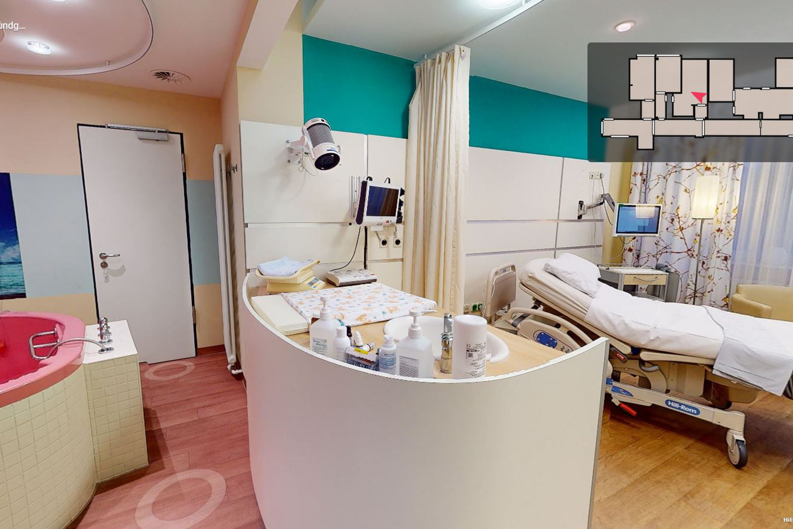 Kreißsaal mit Geburtswanne