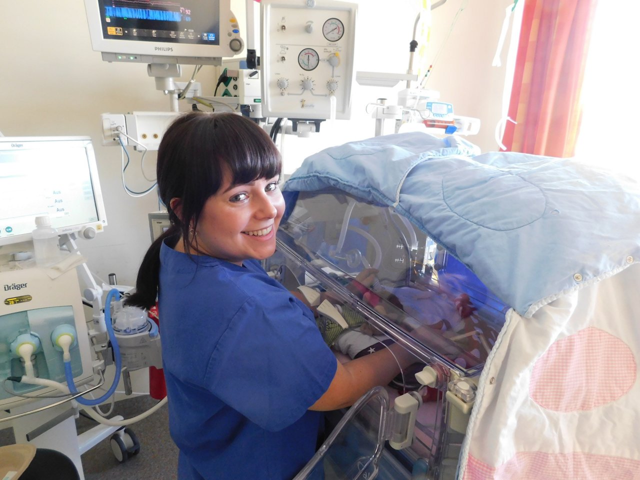 Kinderkrankenschwester pflegt Frühchen