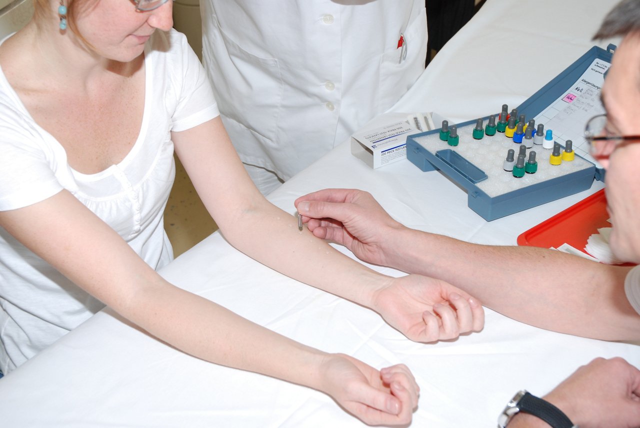 Patientin wird dermatologisch untersucht